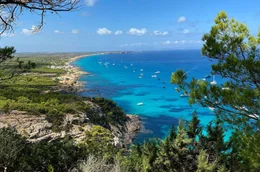 Kilometerlange Sandstr&auml;nde und t&uuml;rkisfarbenes Wasser &ndash; das kleine Inselparadies Formentera.