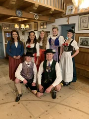 Hinten, von links: Claudia Pupeter, Christine Neubauer, Franziska Wanninger, Anna-Maria Koneberg und Fabienne Laurent; vorne: Sebastian Neumaier und Daniel Brems. Hinten, von links: Claudia Pupeter, Christine Neubauer, Franziska Wanninger, Anna-Maria Koneberg und Fabienne Laurent; vorne: Sebastian Neumaier und Daniel Brems.