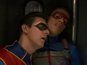 v.li.: Captain Man / Ray Manchester (Cooper Barnes), Henry Hart (Jace Norman)