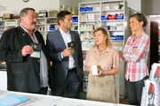 Noch am Tatort erhalten Hansen (Igor Jeftic, 2.v.l.) und Hofer (Joseph Hannesschläger, l.) von den Mitarbeiterinnen Maria Gerstl (Veronika Faber, 2.v.r.) und Yvonne Brand (Martyna Eder, r.) einen wichtigen Hinweis. Noch am Tatort erhalten Hansen (Igor Jeftic, 2.v.l.) und Hofer (Joseph Hannesschläger, l.) von den Mitarbeiterinnen Maria Gerstl (Veronika Faber, 2.v.r.) und Yvonne Brand (Martyna Eder, r.) einen wichtigen Hinweis.