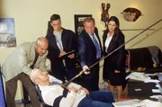 In einem Jugendheim wurde ein Sozialarbeiter ermordet. Dr. Duhler (Klaus Schindler, li.), Kommissar Bonhoff (Wolfgang Krewe, 2.v.li.), Kommissar Kehler (Wolfgang Bathke) und Staatsanw&auml;ltin Sturm (Mariella Ahrens) untersuchen den Tatort.