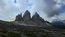 Die drei Zinnen sind die Charakter - Berge der Dolomiten und weltweit als Symbol f&uuml;r das steinerne Herz der Alpen bekannt.