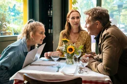 Thomas (Thomas Heinze), der Ex von Stefanie (Andrea Sawatzki, Mitte), kommt bei Tochter Lena (Daria Wolf, li.) als Gutwetter-Papa nicht mehr durch.