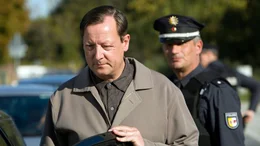 Die Polizei ahnt nicht, wie nahe sie dem Entf&uuml;hrer Bernd Peters (Matthias Brandt) ist.