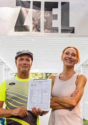 ARD Degeto SPORTABZEICHEN F&Uuml;R ANF&Auml;NGER, am Freitag (08.01.21) um 20:15 Uhr und um 01:20 Uhr im ERSTEN, online first ab Mittwoch (06.01.21) um 20:15 Uhr Eine Meinungsverschiedenheit beim Elternabend eskaliert zum sportlichen Wettstreit zwischen Bertram Dinkler (Christian Berkel), von Beruf Keksfabrikant und der alleinerziehenden Mutter Stefanie Eckhoff (Andrea Sawatzki) &copy; ARD Degeto/Stephan Rabold, honorarfrei - Verwendung gem&auml;&szlig; der AGB im engen inhaltlichen, redaktionellen Zusammenhang mit genannter Degeto-Sendung und bei Nennung "Bild: ARD Degeto/Stephan Rabold" (S2+). ARD Degeto/Programmplanung und Presse, Tel: 069/1509-335, degeto-presse@degeto.de