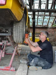 Ant Anstead bei der Arbeit an der Seite des Dolomiten im Bauernhof