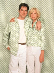 L-R: Greg (Thomas Gibson) und Dharma (Jenna Elfman). L-R: Greg (Thomas Gibson) und Dharma (Jenna Elfman).