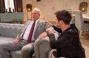 Massimo (Philip Birnstiel, r.) unterst&uuml;tzt Werner (Dirk Galuba, l.), dem die Nachricht, dass Sophia Anteilseignerin ist, auf den Kreislauf schl&auml;gt.