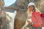 Der Caminito del Rey, der kleine K&ouml;nigsweg, klebt auf 100 m H&ouml;he an den Steilw&auml;nden der Schlucht Desfiladero de los Gaitanes. F&uuml;r die Wanderung ben&ouml;tigt Tamina Kallert eine gute Ausr&uuml;stung &ndash; und Schwindelfreiheit.