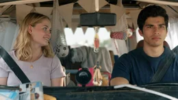 Mia (Virginia Gardner) ist mit Kyle (Alex Aiono) in Spanien unterwegs, um ihre leibliche Mutter zu suchen