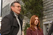 Willow (Alyson Hannigan, r.) und Giles (Anthony Stewart Head, l.) machen sich auf die Suche nach einem geheimnisvollen Feind, der ihnen das Leben immer schwerer macht ...