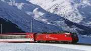 Der Glacier-Express in Schneelandschaft.