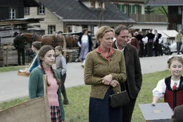 Das Bauernpaar B&ouml;siger (Stefan Kurt, Katja Riemann) misshandelt die Waisen