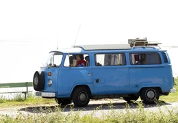 In Konrads klapprigen Bus tritt Anne (Thekla Carola Wied) die lange Fahrt ans Nordkap an.