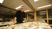 Dr. Urs Leuzinger im Museum für Archäologie mit Knochen Dr. Urs Leuzinger im Museum für Archäologie mit Knochen