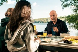 Bertram (Christian Berkel, re.) pocht bei Charlotte (Maja Meinhardt) und Johann (Matti Schmidt-Schaller, li.) auf die Familientradition.