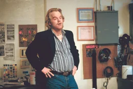 Barry Egan stellt sich mutig seinem Erpresser, dem skrupellosen Chef der Telefonsex-Hotline Dean Trumbell (Philip Seymour Hoffman), und zwingt ihn, von weiteren Handlungen abzusehen.