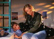 Dagmar (Kristiane Kupfer, re.) will Vivi (Annette Frier) einreden, dass sie die richtige "Medizin" für ihre Probleme hat ... Dagmar (Kristiane Kupfer, re.) will Vivi (Annette Frier) einreden, dass sie die richtige "Medizin" für ihre Probleme hat ...