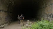 Phil Torres und Jessica Chobot erkunden einen verlassenen Eisenbahntunnel in Washington.