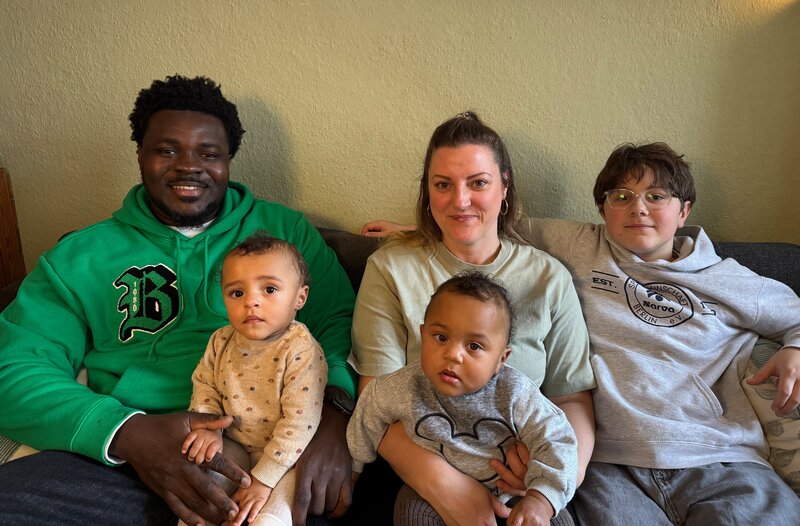 Zwei von Dreien: Berliner Drillinge und ihr schwerer Start ins Leben (D, 2025)