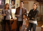 Heiles Familienleben? Chloes Mutter Penelope (Rebecca De Mornay, l.) stattet Dan (Kevin Alejandro, 2.v.l.), Trixie (Scarlett Estevez, 2.v.r.) und ihrer Tochter (Lauren German, r.) einen Besuch ab und ist erstaunt darüber, wer der neue, charmante Partner ihres Kindes ist ...