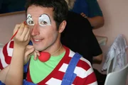 Willi bei einem Besuch in der Clownschule. Willi bei einem Besuch in der Clownschule.