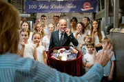 Keksfabrikant Bertram Dinkler (Christian Berkel, Mitte) m&ouml;chte zum 100. Firmenjubil&auml;um eine gute Figur machen.