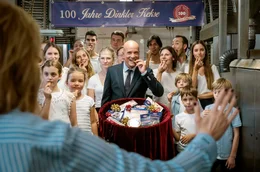 Keksfabrikant Bertram Dinkler (Christian Berkel, Mitte) m&ouml;chte zum 100. Firmenjubil&auml;um eine gute Figur machen.