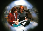 Jeanette beobachtet durch den Türspion, wie Evelyn (Franziska Matthus, li.) Regine (Ana Fonell) eine Computereinführung gibt und sieht auch, wo Regine ihr Manuskript versteckt hat. Jeanette beobachtet durch den Türspion, wie Evelyn (Franziska Matthus, li.) Regine (Ana Fonell) eine Computereinführung gibt und sieht auch, wo Regine ihr Manuskript versteckt hat.