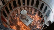 Die Zeremonie des Heiligen Feuers begehen orthodoxe Christen zu Ostern in der Heilig-Grab-&Auml;dikula der Grabeskirche von Jerusalem.