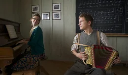 Max (Max Hubacher) freut sich, dass er in der Schule musizieren darf. Seine Lehrerin Esther (Miriam Stein) begleitet ihn am Klavier.