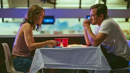 Laura (Clara Rugaard) und Harrison (Lewis Pullmann) sind verliebt