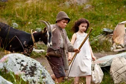 Almauftrieb: Heidi (Anuk Steffen) und Peter (Quirin Agrippi) verbringen mit einer Herde Ziegen den Sommer auf der Alm.