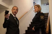 Dirnberger ist nach Leutschach gekommen um vor Ort die Anschuldigungen gegen Ribarski und Nowak zu klären. (v.l.n.r.: Oberst Otto Dirnberger (Dietrich Siegl), Bezirksinspektorin Daniela Nestler (Ines Honsel)). "SOKO Wien - Filmriss": Dirnberger im Gespräch mit Daniela Nestler. Fotograf: Stefan Haring Dirnberger ist nach Leutschach gekommen um vor Ort die Anschuldigungen gegen Ribarski und Nowak zu klären. (v.l.n.r.: Oberst Otto Dirnberger (Dietrich Siegl), Bezirksinspektorin Daniela Nestler (Ines Honsel)). "SOKO Wien - Filmriss": Dirnberger im Gespräch mit Daniela Nestler. Fotograf: Stefan Haring