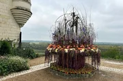 Einmal im Jahr lädt Frédéric Dupré die besten Floristinnen und Floristen in das Schloss Chaumont-sur-Loire ein, um mit ihnen das Gebäude in ein Blütenmeer zu verwandeln. Einmal im Jahr lädt Frédéric Dupré die besten Floristinnen und Floristen in das Schloss Chaumont-sur-Loire ein, um mit ihnen das Gebäude in ein Blütenmeer zu verwandeln.