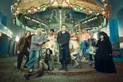 Setfoto von Chester (Henry Strand), Mapplethorpe (Stacy Clausen), Violetta (Hannah Ogawa), Nimrod (Pedrea Jackson), Remus (Justin Holborow), Gonzo (Lee Halley), Siobhan (Charli Wookey), Zed (Jason Thompson)and Destinee (Georgia La Belle).