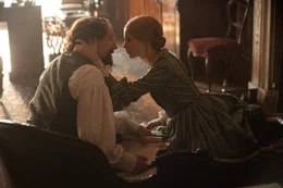 Charles Dickens (Ralph Fiennes, l.); Nelly (Felicity Jones, r.)