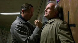 Der Entf&uuml;hrer Bernd Peters (Matthias Brandt) greift den LKA-Chef Werner Kempin (Bernhard Sch&uuml;tz) an.
