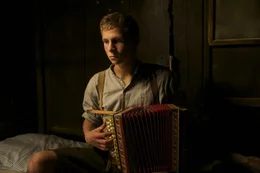 Verdingbub Max findet Trost in der Musik: Max Hubacher als Max