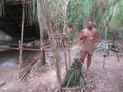 L-R: Jeff und E.J. machen ein Feuer.