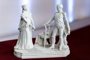 Die Figur stellt Napoleon und die K&ouml;nigin Luise von Preu&szlig;en dar.
