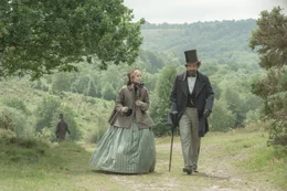 Felicity Jones (Nelly Ternan), Ralph Fiennes (Charles Dickens).
