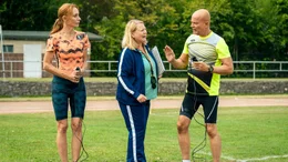 ARD Degeto SPORTABZEICHEN F&Uuml;R ANF&Auml;NGER, am Freitag (08.01.21) um 20:15 Uhr und um 01:20 Uhr im ERSTEN, online first ab Mittwoch (06.01.21) um 20:15 Uhr Beim Sprungseilwettkampf gegen Stefanie (Andrea Sawatzki, li.) diskutiert Bertram (Christian Berkel) mit der Unparteiischen Ingrid (Hildegard Schroedter, Mitte). &copy; ARD Degeto/Stephan Rabold, honorarfrei - Verwendung gem&auml;&szlig; der AGB im engen inhaltlichen, redaktionellen Zusammenhang mit genannter Degeto-Sendung und bei Nennung "Bild: ARD Degeto/Stephan Rabold" (S2+). ARD Degeto/Programmplanung und Presse, Tel: 069/1509-335, degeto-presse@degeto.de