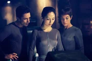 Sie versuchen, ein defektes klingonisches Raumschiff wieder fahrtüchtig zu machen: Hoshi (Lina Park, M.), Lt. Reed (Dominic Keating, l.) und T’Pol (Jolene Blalock, r.) ... Sie versuchen, ein defektes klingonisches Raumschiff wieder fahrtüchtig zu machen: Hoshi (Lina Park, M.), Lt. Reed (Dominic Keating, l.) und T’Pol (Jolene Blalock, r.) ...