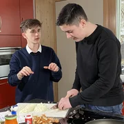 F&uuml;r ihr Dinner wollen Adrian und Elton einige traditionelle Leckereien aus dem Balkan zubereiten.