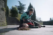 Jasmin Jonas (Gerit Kling) findet beim Joggen im Park eine bewusstlose Frau (No&euml;mi Krausz, liegend) und leistet erste Hilfe.