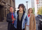 Die Spur der Ermittler f&uuml;hrt in das Jugendheim. Janette Schmidt (Roswitha Meyer) beobachtet, wie Andreas Scharf (Philippe Mode&szlig;, Mi.) von Kommissar Kehler (Wolfgang Bathke) festgenommen wird.