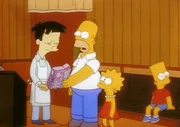 Homer (2.v.li.) fragt den Japaner Akira (li.), was auf der Packung mit seinem Konterfei steht.