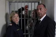 Dirnberger möchte Nowak und Ribarski aus der Zelle holen. (vorne v.l.n.r.: Bezirksinspektorin Daniela Nestler (Ines Honsel), Oberst Otto Dirnberger (Dietrich Siegl), hinten v.l.n.r.: Major Carl Ribarski (Stefan Jürgens), Oberstleutnant Helmuth Nowak (Gregor Seberg)). "SOKO Wien - Filmriss": Dirnberger und Daniela Nestler vor der Zelle. Fotograf: Stefan Haring Dirnberger möchte Nowak und Ribarski aus der Zelle holen. (vorne v.l.n.r.: Bezirksinspektorin Daniela Nestler (Ines Honsel), Oberst Otto Dirnberger (Dietrich Siegl), hinten v.l.n.r.: Major Carl Ribarski (Stefan Jürgens), Oberstleutnant Helmuth Nowak (Gregor Seberg)). "SOKO Wien - Filmriss": Dirnberger und Daniela Nestler vor der Zelle. Fotograf: Stefan Haring