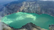 Der Kawah Ijen auf Java. Das Wasser seines Kratersees ist extrem s&auml;urehaltig.